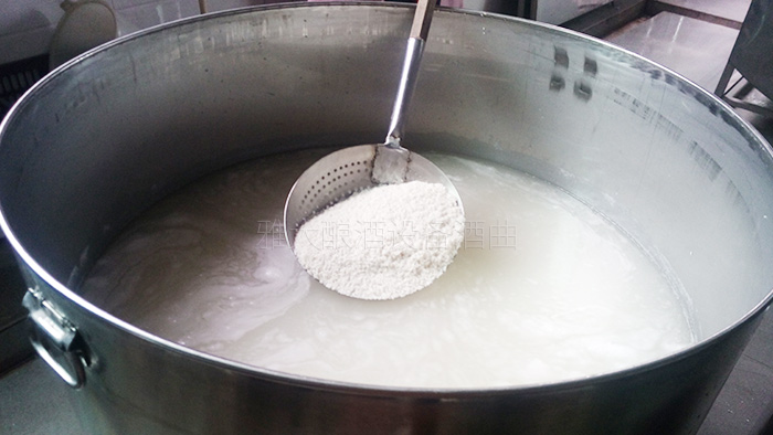 大米泡致無(wú)白芯即可用雅大多功能白酒釀酒設(shè)備蒸料