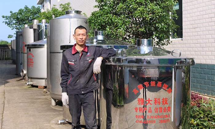 ▲蔣水生與小組成員共同制作的雅大釀酒設備合影