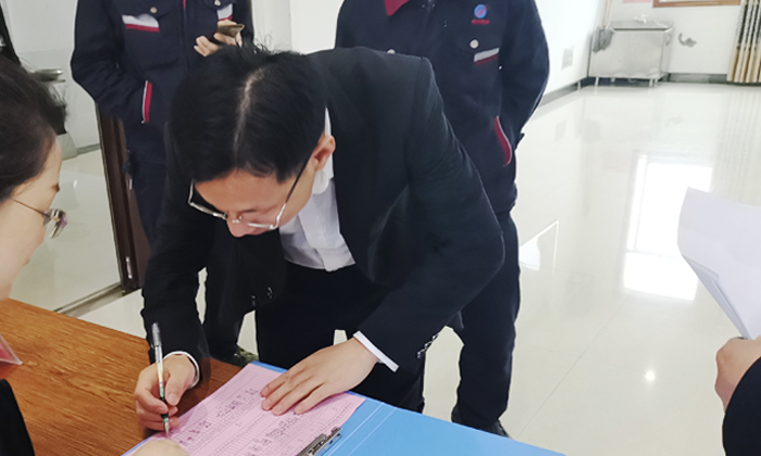 ▲雅大釀酒設(shè)備廠(chǎng)的家人參會(huì)確認(rèn)簽到有序入場(chǎng)