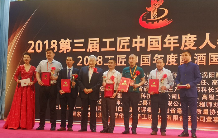 ▲雅大董事長胡順開與其他獲獎者合影