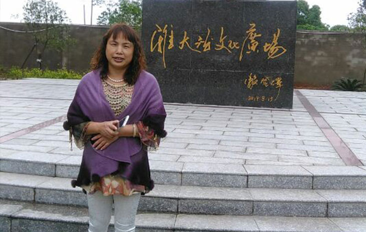 劉女士來(lái)雅大白酒釀造設(shè)備廠考察