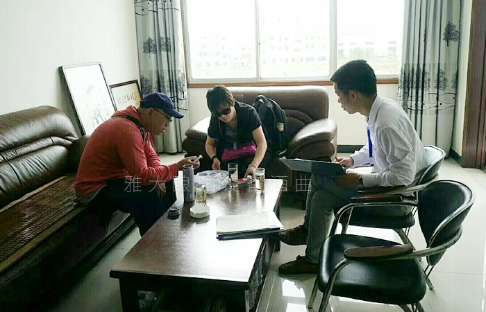 與雅大傳統(tǒng)釀酒設備技術老師交談