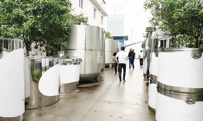 在兒子的陪同下來(lái)雅大白酒釀酒設(shè)備廠考察