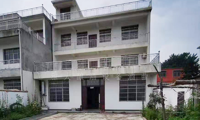 9.1-大地紅純糧酒業(yè)開業(yè)當(dāng)天，用釀酒設(shè)備白酒做的酒都被銷售一空-改造前的房子