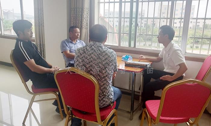 冉總一行人來雅大制酒設(shè)備廠家考察