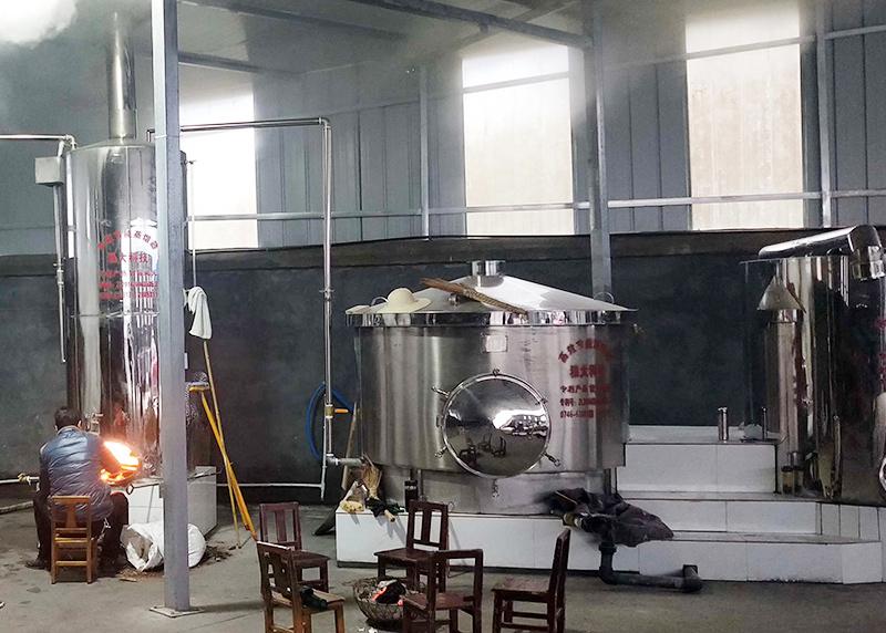 3-26 這樣熱氣騰騰的蒸餾釀酒設(shè)備做酒場(chǎng)面，你的家鄉(xiāng)還能看到嗎？ 5