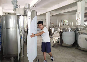 都說做酒設(shè)備釀酒太辛苦，可90后陽光男孩也在做