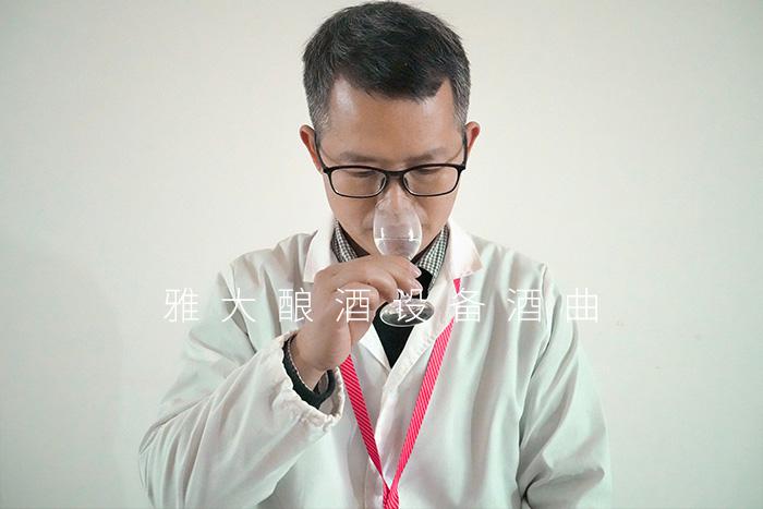 白酒釀造設(shè)備釀造的清香小曲酒要怎么品？釀酒老師傅說出實(shí)情！ 4