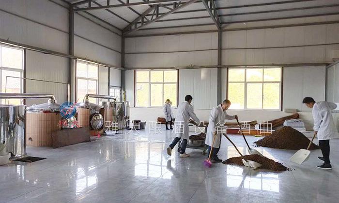 純糧釀酒設(shè)備釀造的升學(xué)宴定制酒馬上要走一波，工人們忙壞了！ 1