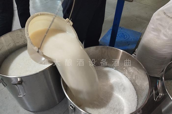 看老師傅怎樣用不銹鋼釀酒設(shè)備將椰肉干釀成酒的！ 5