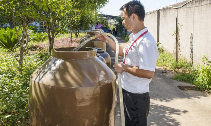 做酒設(shè)備釀酒10年的老師傅告訴你，酒壇這樣洗存的酒才香 2