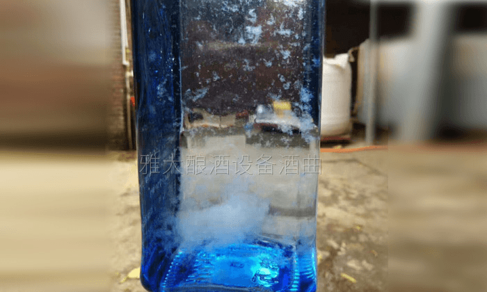 白酒釀造設(shè)備蒸餾的純糧酒灌瓶后，怎樣避免渾濁、沉淀現(xiàn)象？ 2