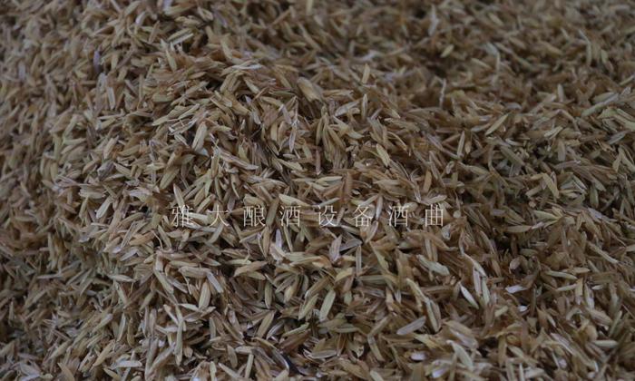 用蒸餾釀酒設(shè)備做固態(tài)高粱酒要加稻殼嗎，兩者口感有什么不同？ 1