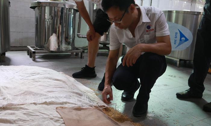 用蒸餾釀酒設(shè)備做固態(tài)高粱酒要加稻殼嗎，兩者口感有什么不同？ 2