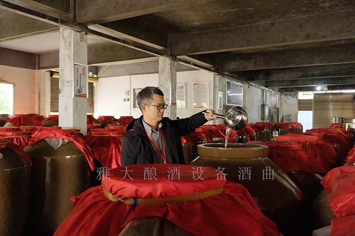 全自動(dòng)釀酒設(shè)備釀造的白酒中含有哪些微量元素，來(lái)源于哪里？ 1