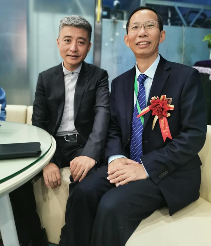 4雅大智能董事長(zhǎng)與曲藝名家、央視主持人周煒親切合影