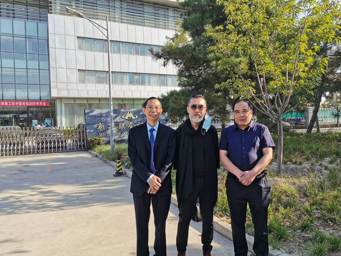 5左：雅大董事長(zhǎng)胡順開、中：著名書畫藝術(shù)家、29屆奧運(yùn)會(huì)國(guó)禮《國(guó)娃》創(chuàng)作人關(guān)玉良、右：中國(guó)白酒釀造大師張金修