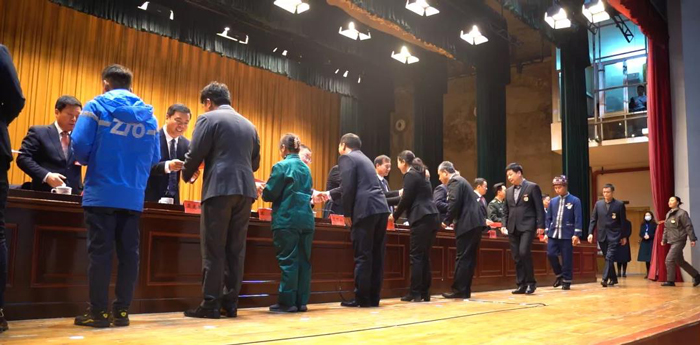 出席領(lǐng)導(dǎo)向受表彰的市勞模、先進工作者頒發(fā)榮譽證書
