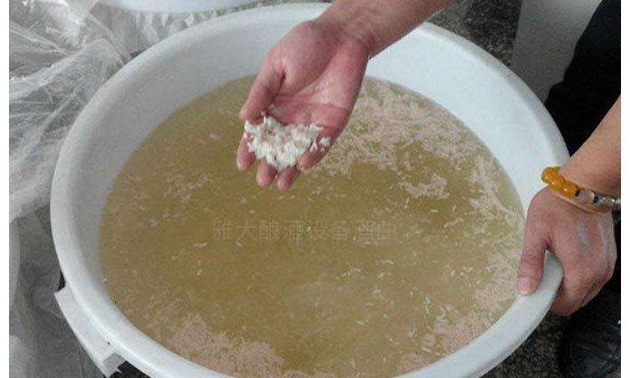 白酒生產(chǎn)設(shè)備釀造的散裝純糧酒糟味太重，怎么辦？ 2