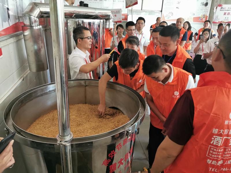 白酒生產(chǎn)設(shè)備釀造的散裝純糧酒糟味太重，怎么辦？ 4