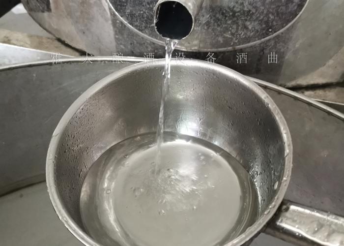 白酒生產(chǎn)設(shè)備釀造的散裝純糧酒糟味太重，怎么辦？ 5