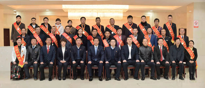 區(qū)委書(shū)記唐燁、區(qū)長(zhǎng)趙立平等領(lǐng)導(dǎo)與勞動(dòng)模范和先進(jìn)工作者親切合影