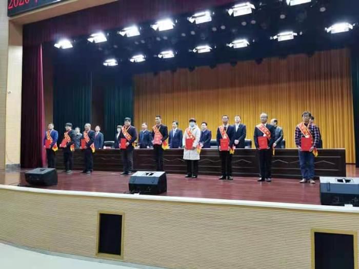 出席領(lǐng)導(dǎo)向受表彰的18位勞模、先進(jìn)工作者頒發(fā)榮譽(yù)證書(shū)