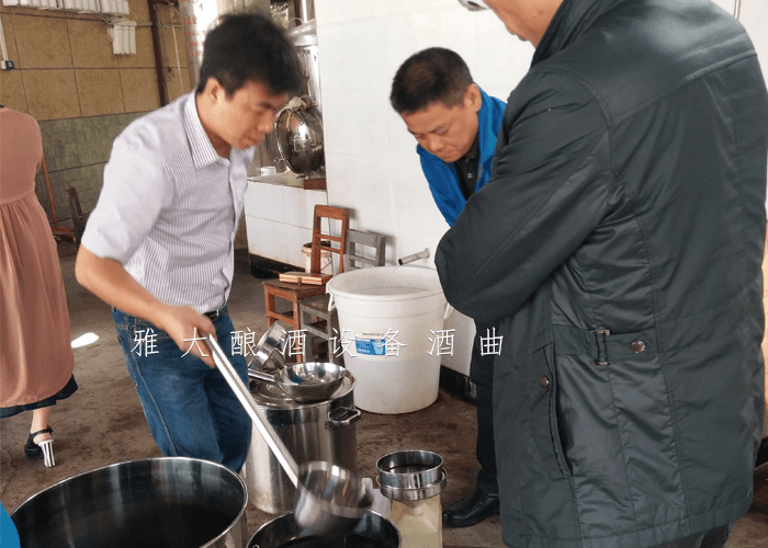 現(xiàn)蒸現(xiàn)賣(mài)的散裝純糧酒坊