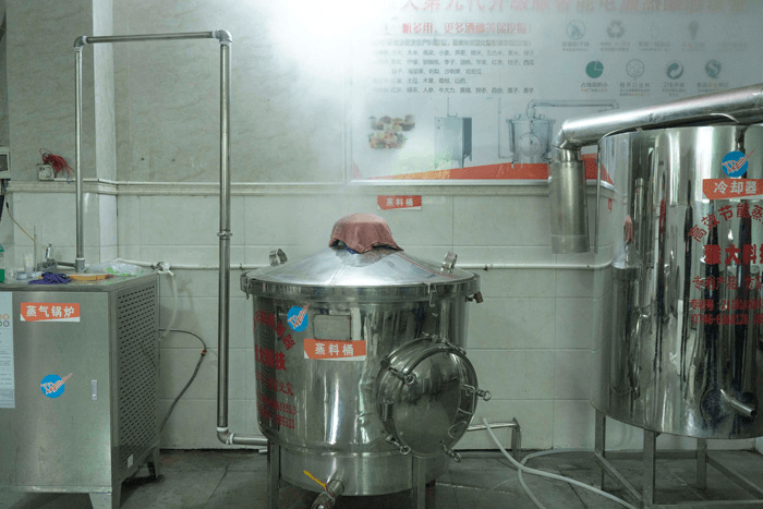 用雅大白酒生產(chǎn)設(shè)備蒸大米飯2