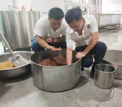 在外打工苦，走燒酒設(shè)備釀酒+酒糟養(yǎng)殖路，老婆孩子熱炕頭!