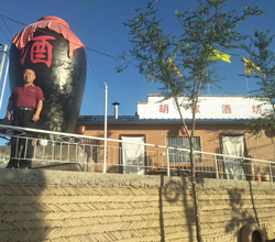 “剩蘋果”成致富果，陜西胡叔用大型釀酒設(shè)備做蘋果酒，花樣賺錢!