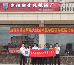 什么，定制做酒設(shè)備釀的喜宴定制酒免費(fèi)送司儀，還送…