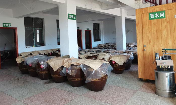 他引起白酒釀造設備，返鄉(xiāng)當起釀酒師，致富路上酒香四溢 3