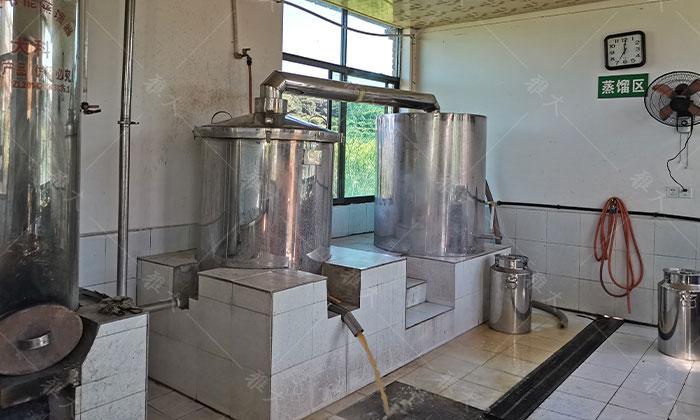 他引起白酒釀造設備，返鄉(xiāng)當起釀酒師，致富路上酒香四溢 7