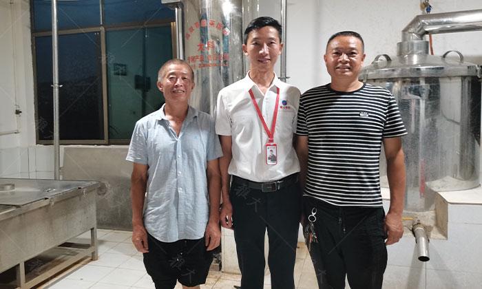 他引起白酒釀造設備，返鄉(xiāng)當起釀酒師，致富路上酒香四溢 8
