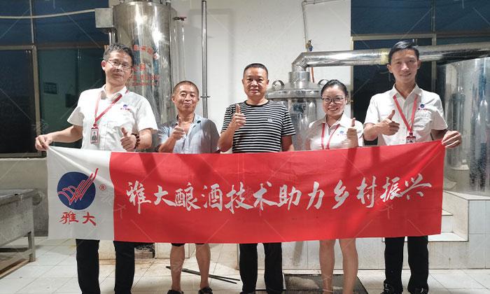 他引起白酒釀造設備，返鄉(xiāng)當起釀酒師，致富路上酒香四溢 11