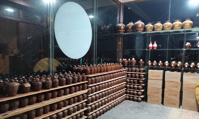 他引起白酒釀造設備，返鄉(xiāng)當起釀酒師，致富路上酒香四溢 12
