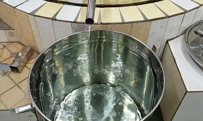 白酒釀造設(shè)備釀的白酒度數(shù)越高越辣?酒辣是什么原因引起的？