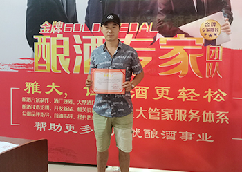 致富新模式，用烤酒設(shè)備蒸酒后的酒糟飼養(yǎng)肉牛成本低，效益高