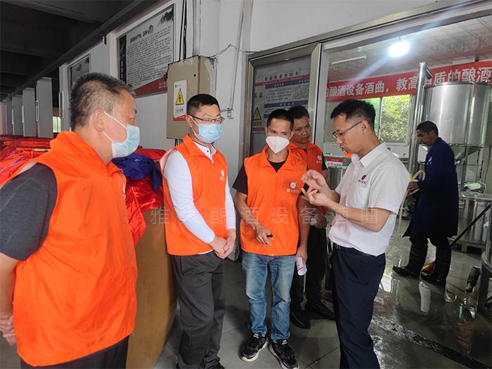 雅大技術(shù)總監(jiān)蔣建明老師詳細講解釀酒細節(jié)