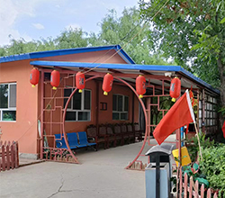 工程師變身“農(nóng)莊主”，又引進(jìn)白酒烤酒設(shè)備，為農(nóng)莊增添新特色