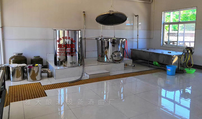 用小型燒酒設備釀造純糧酒
