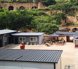 引進(jìn)大型釀酒設(shè)備開酒坊，帶領(lǐng)鄉(xiāng)親們一起“釀”出好日子