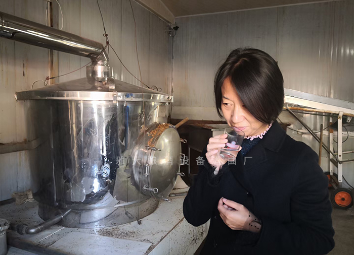 史總釀出的好酒得到當(dāng)?shù)厝苏J可