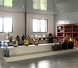 引進(jìn)做酒設(shè)備開酒坊，信心滿滿打造特色餐館