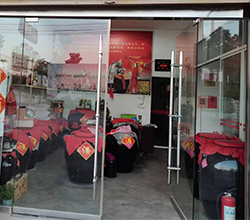 引進(jìn)新式蒸酒設(shè)備對(duì)酒坊進(jìn)行全面升級(jí)后，生意更好了！