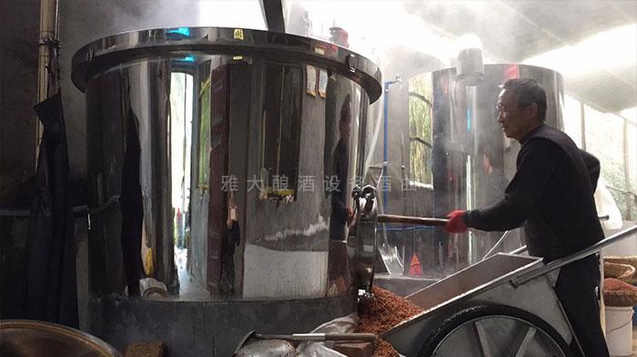 雅大側(cè)開口設(shè)備出料方便，省時省力