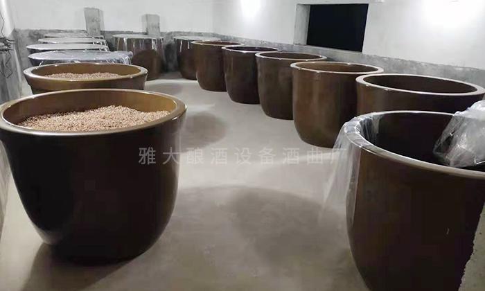 在蔣老師的指導(dǎo)下，釀造各種酒