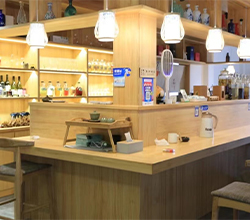 開在龍觀莊園內(nèi)的小酒坊生意好得不得了，坐在鄉(xiāng)村居酒屋喝美了