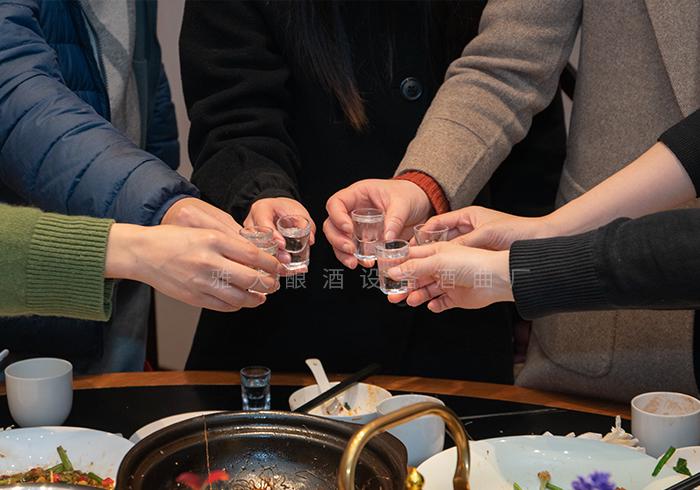 朋友聚會(huì)喝酒